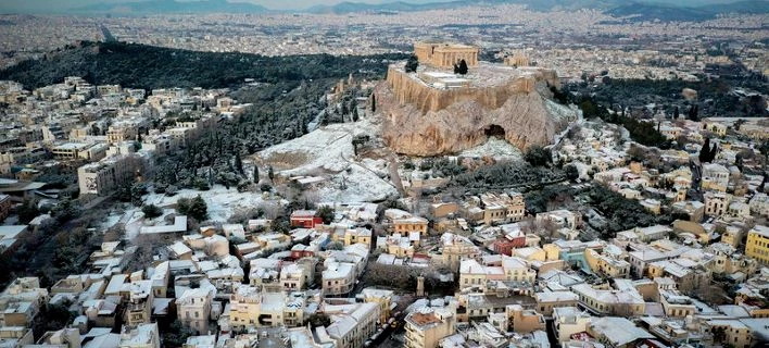 Η χιονισμένη Ακρόπολη από ψηλά (εικόνες)